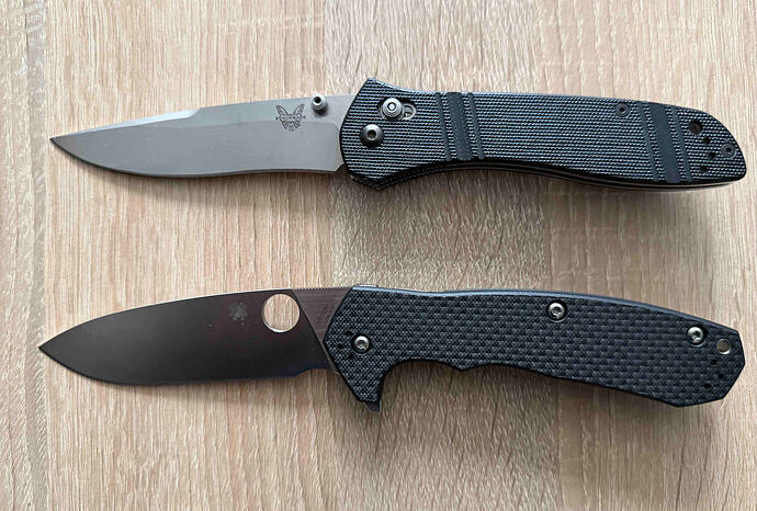 Benchmade a Spyderco