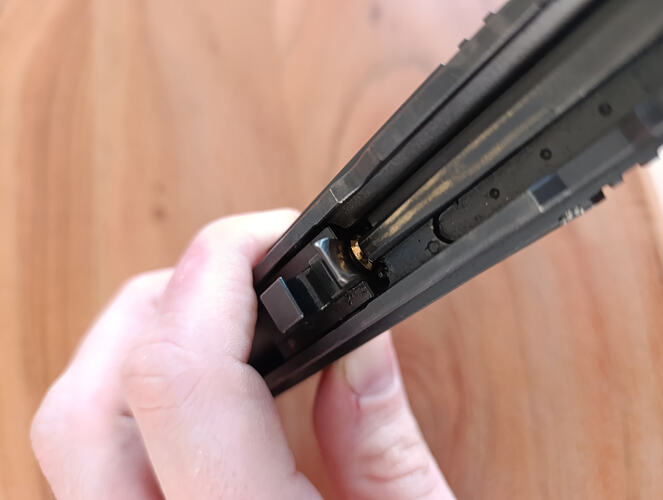 Zaseknutý laserový náboj v hlavni